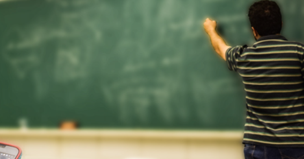 Estudiante que trabaja en un pizarrón
