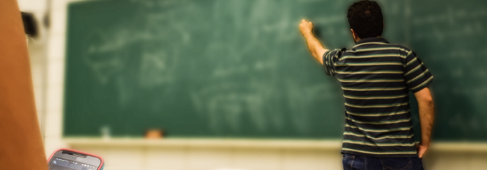 Estudiante que trabaja en un pizarrón